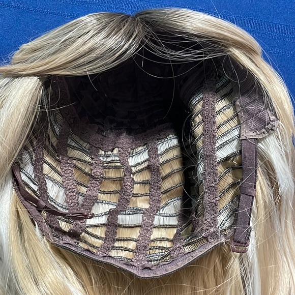Blonde synthetic wig 22” - Picture 6 of 6